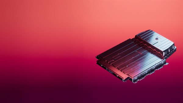 Litij-ionski baterijski modul vozila prikazan na ružičasto-crvenoj gradijentnoj pozadini.