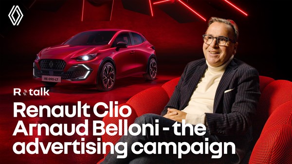Arnaud Belloni sjedi u studiju uz crveno vozilo Renault Clio, s grafikom kampanje u pozadini.