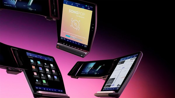 Više zaslona openR link prikazano na ružičasto-ljubičastoj pozadini, s prikazom navigacije, aplikacija i multimedijskog sučelja.