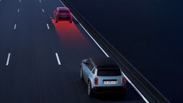 Pogled odozgo na vozilo Renault u vožnji autocestom, s crvenim svjetlosnim označavanjem vozila ispred radi prikaza sigurnosne udaljenosti.