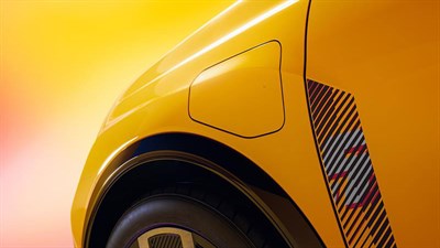 Detalj stražnjeg dijela žutog vozila s oznakom E-TECH tehnologija