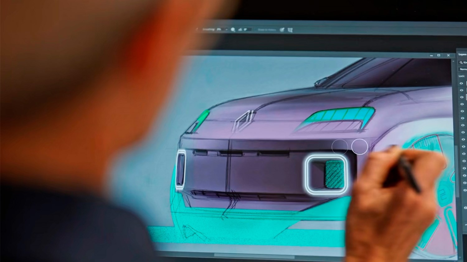 Dizajner radi na digitalnom crtežu prednjeg dijela vozila na ekranu, koristeći olovku za crtanje.