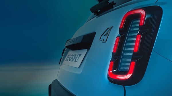 Stražnji dio vozila Renault s modernim stražnjim svjetlima u obliku slova 4, fotografiran u krupnom planu.