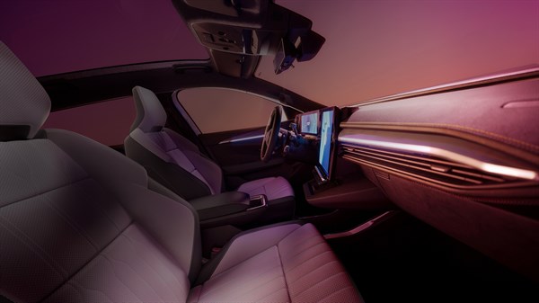 Unutrašnjost Renault vozila s panoramskim staklenim krovom, modernim upravljačem i velikim digitalnim zaslonom, fotografirana u toplom osvjetljenju.