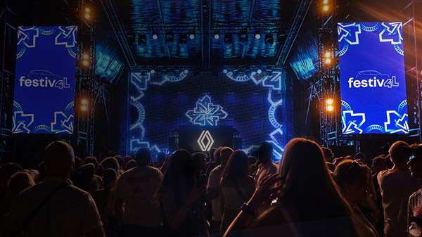 Pozornica s Renault logotipom i svjetlosnim efektima na velikom glazbenom festivalu, ispred koje se okuplja publika.