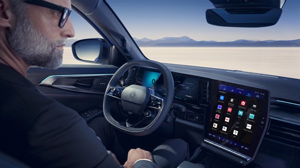 Vozač u vozilu Renault koristi multimedijski sustav s velikim središnjim zaslonom tijekom vožnje.