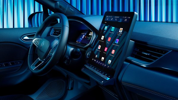 Unutrašnjost vozila Renault s velikim okomitim dodirnim zaslonom openR link i digitalnom instrumentnom pločom, prikaz navigacije i Google aplikacija.
