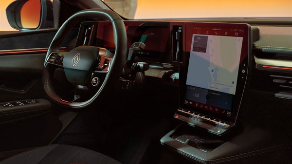 Unutrašnjost vozila Renault u noćnoj vožnji s osvijetljenim okomitim zaslonom openR link i prikazom multimedijskih funkcija.