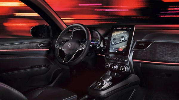 Unutrašnjost vozila s prikazom easy link multimedijskog sustava na velikom središnjem dodirnom zaslonu, upravljačem i modernom digitalnom konzolom u tamnom interijeru s crvenim svjetlosnim efektima.