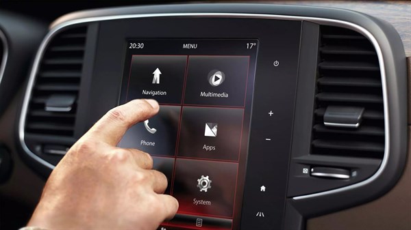 Zaslon R-LINK 2 multimedijskog sustava u vozilu s prikazom navigacije i izbornika na dodirnom ekranu, uz vidljivu ruku koja upravlja sustavom.