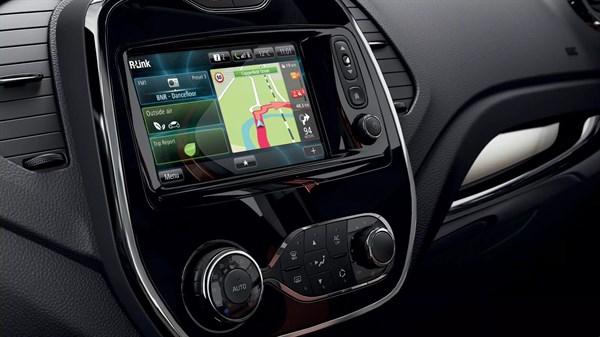 Multimedijski zaslon R-LINK Evolution sustava u vozilu s prikazom navigacije na karti i izbornika funkcija na dodirnom ekranu.