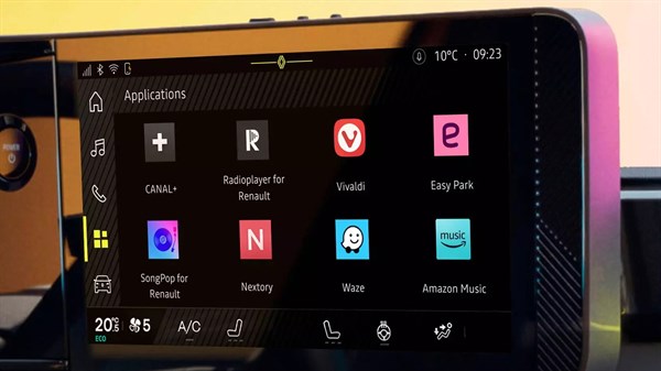 Središnji dodirni zaslon u vozilu s prikazom aplikacija i izbornika openR link sustava na digitalnom ekranu.