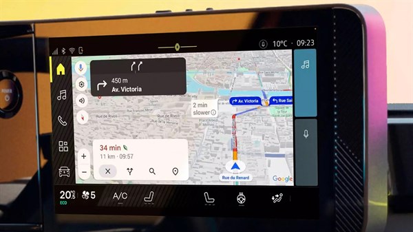 Dodirni zaslon openR link sustava u vozilu s prikazom Google Maps navigacije i sučelja aplikacija na velikom vertikalnom ekranu.