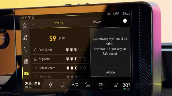 Dodirni zaslon u vozilu s prikazom analize stila vožnje, sigurnosnih pokazatelja i savjeta za poboljšanje vožnje na digitalnom sučelju.