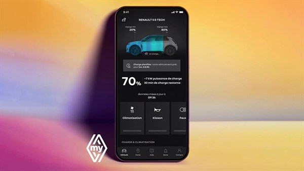 Pametni telefon s otvorenom aplikacijom My Renault na zaslonu, s prikazom statusa baterije i funkcija upravljanja vozilom na tamnom sučelju.