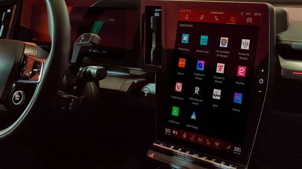 Veliki vertikalni dodirni zaslon openR link sustava u vozilu s prikazom aplikacija na digitalnom sučelju.