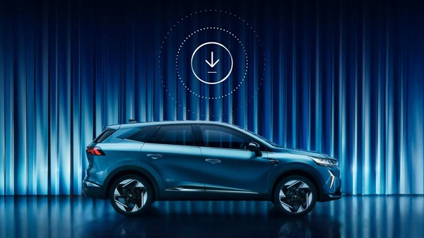 Bočni prikaz vozila na plavoj pozornici s grafikom preuzimanja iznad krova koja simbolizira bežično ažuriranje sustava.