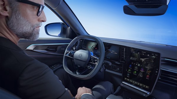 Vozač sjedi za upravljačem vozila i koristi openR link sustav s velikim vertikalnim dodirnim zaslonom na središnjoj konzoli.