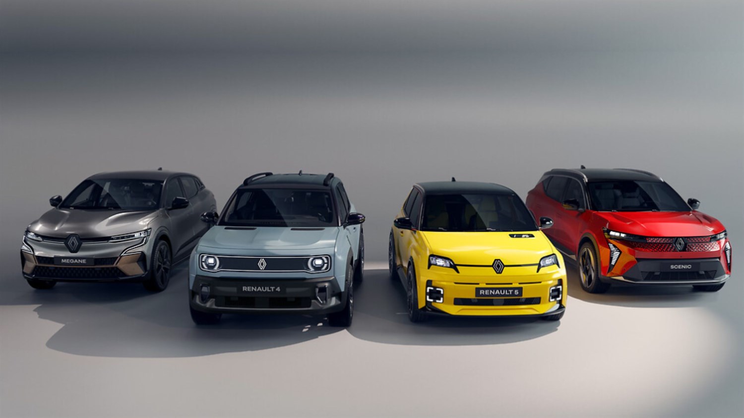 Četiri nova Renault E-Tech električna modela Megane, Renault 4, Renault 5 i Scenic parkirana u studijskom prostoru, prikazana sprijeda u nizu, u sivoj, plavoj, žutoj i crvenoj boji.