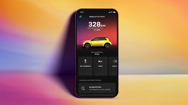 Zaslon pametnog telefona prikazuje aplikaciju za Renault 5 E-Tech s informacijama o dosegu i stanju napunjenosti baterije.