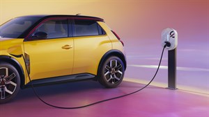 Električni Renault 5 priključen na punionicu.







