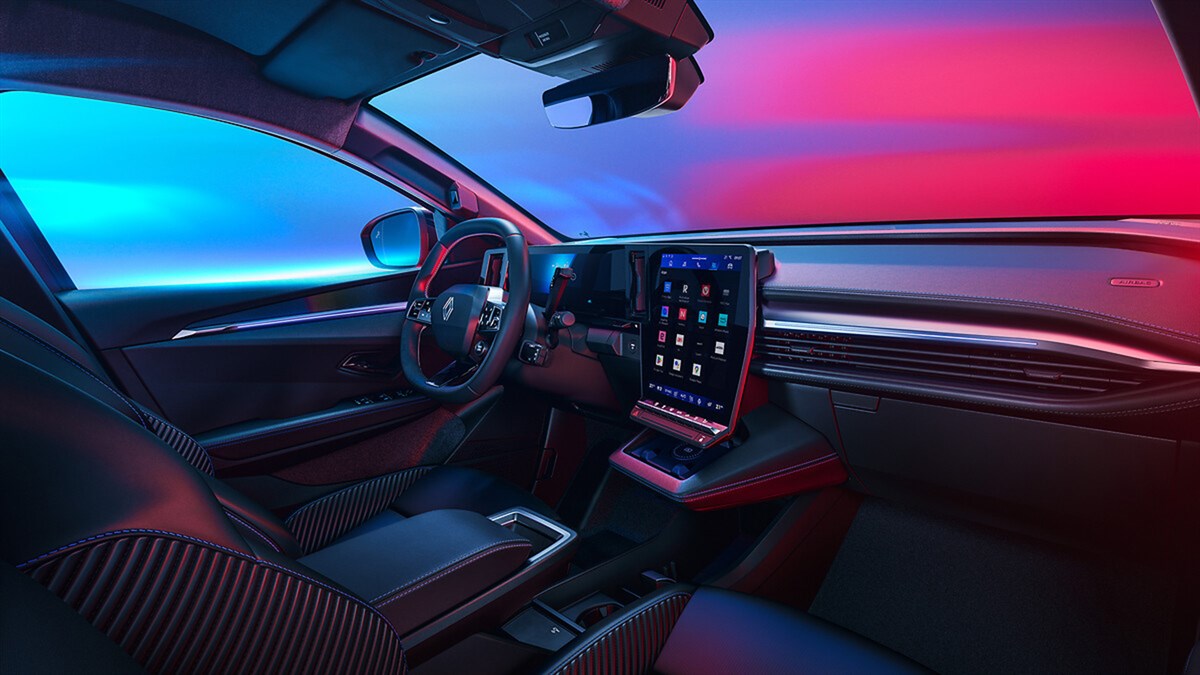 Interijer vozila Renault Megane E-Tech electric s velikim središnjim zaslonom multimedijskog sustava openR link i digitalnom instrumentnom pločom.