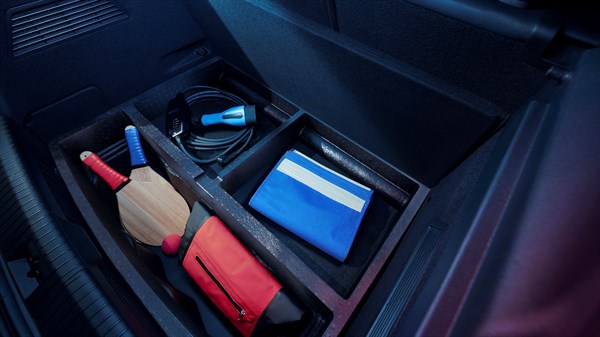 Prtljažni prostor plavog vozila Renault Megane E-Tech electric s organizatorom za pohranu kabela za punjenje i sportske opreme.