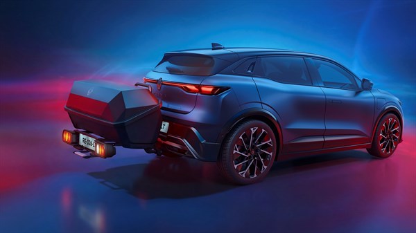 Plavi Renault Megane E-Tech electric s prtljažnim prostorom za dodatnu opremu.