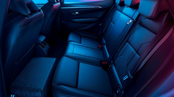 Stražnja sjedala i interijer plavog vozila Renault Megane E-Tech electric s kožnim sjedalima i središnjim naslonom za ruke.