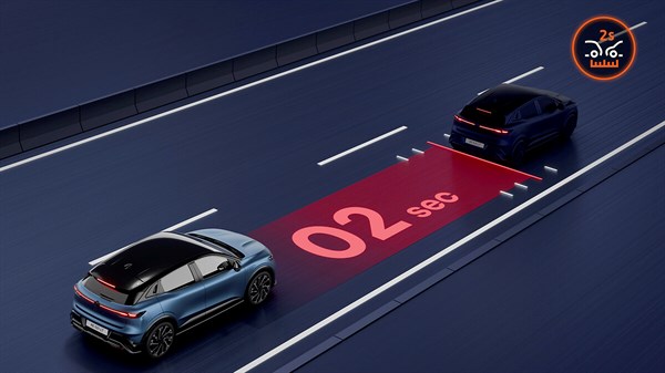 Plavi Renault Megane E-Tech electric prati drugo vozilo na autocesti, uz prikaz sigurnosnog razmaka od dvije sekunde.