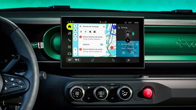 Središnji zaslon u vozilu Renault Twingo E-Tech electric s prikazom navigacije Google Maps i planiranom rutom.