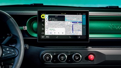 Središnji zaslon u vozilu Renault Twingo E-Tech electric s aktivnim Google Asistentom i prikazom glasovnih naredbi.