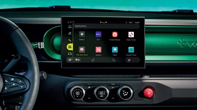 Središnji zaslon u vozilu Renault Twingo E-Tech electric s prikazom izbornika aplikacija dostupnih putem Google Play trgovine.