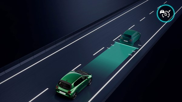 Vozilo Renault Twingo E-Tech electric na cesti s prikazom sustava pomoći u vožnji, zeleno označeno sigurnosno područje ispred vozila i drugo vozilo ispred koje se prati tijekom vožnje.