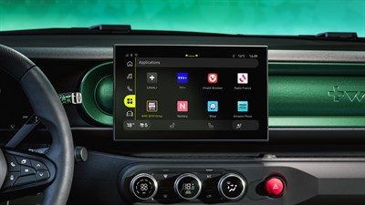 Središnji zaslon u vozilu Renault Twingo E-Tech electric s prikazom aplikacija dostupnih putem Google Play Store