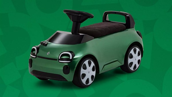 Dječje vozilo na guranje u stilu Renault Twingo, zelene boje, s upravljačem i sjedalom, prikazano na zelenoj pozadini.