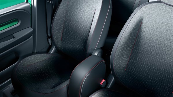 Središnji naslon za ruku s prostorom za pohranu između prednjih sjedala u vozilu Renault Twingo E-Tech electric.