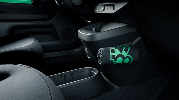 Sklopiva torba za kupnju pričvršćena YouClip sustavom u interijeru vozila Renault Twingo E-Tech electric.