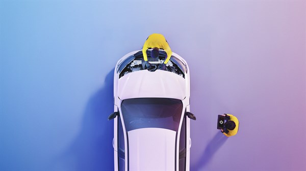 Bijelo Renault vozilo promatrano odozgo dok serviser provjerava prednji dio vozila.