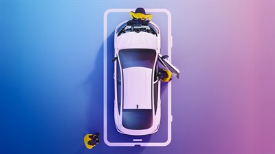 Bijelo Renault vozilo promatrano odozgo dok serviseri obavljaju pregled i održavanje vozila.