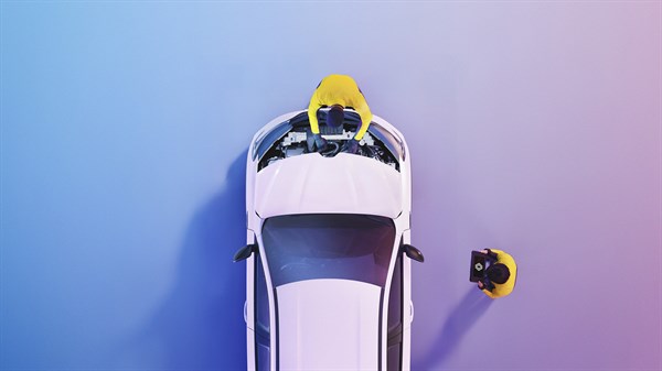 Bijelo vozilo Renault snimljeno odozgo tijekom pregleda u servisnoj radionici.