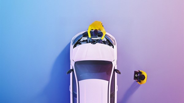 Renault vozilo bijele boje prikazano odozgo, uz servisne tehničare koji pregledavaju vozilo.