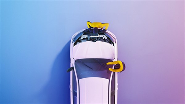 Renault vozilo bijele boje prikazano odozgo, uz servisne tehničare koji pregledavaju vozilo.