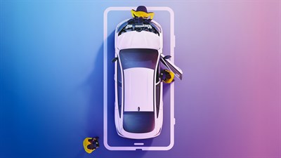 Renault vozilo bijele boje prikazano odozgo, uz servisne tehničare koji obavljaju pregled i održavanje vozila.