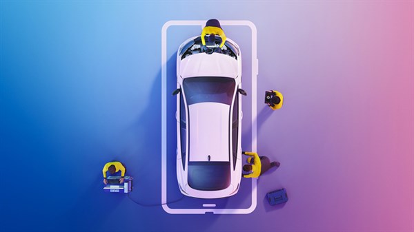 Renault vozilo bijele boje prikazano odozgo, uz servisne tehničare i opremu za održavanje.