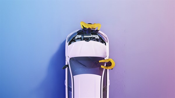 Bijelo Renault vozilo snimljeno odozgo tijekom servisiranja, uz dva servisna tehničara u žutoj radnoj odjeći.