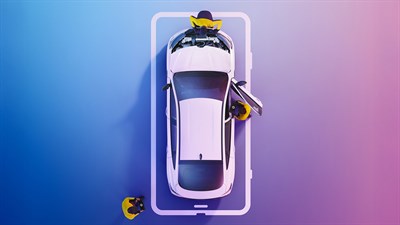 Bijelo Renault vozilo promatrano odozgo, dok serviseri obavljaju pregled i održavanje vozila.
