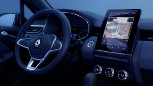 Žena stoji pored vozila i koristi pametni telefon za ažuriranje karata.

