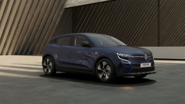 Renault Megane E-Tech electric u tamnoplavoj boji, prikazan ispred moderne arhitektonske pozadine s kosim linijama i betonskim podom.