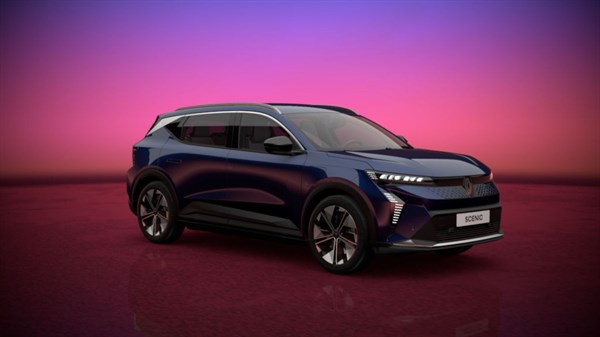 Električni SUV Renault Scenic E-Tech electric u tamnoplavoj boji, prikazan na reflektirajućoj podlozi s pozadinom u nijansama ružičaste i ljubičaste, koja podsjeća na zalazak sunca.